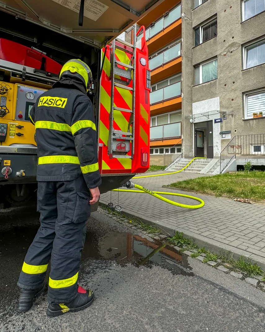 Hasiči likvidovali požár v panelovém domě v Opavě, na místě byli zranění
