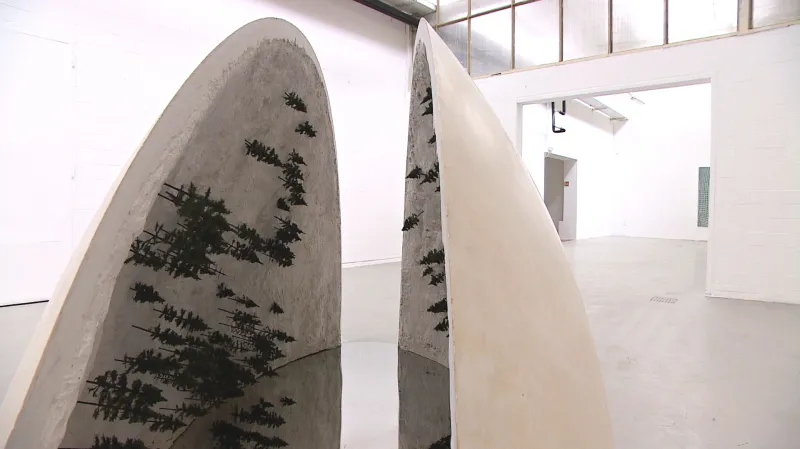 Výtvarník nechává návštěvníky hledat význam svých děl