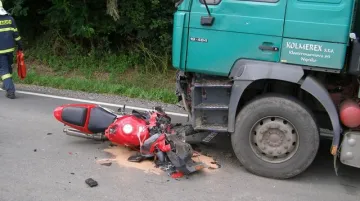 Srážka motocyklu s kamionem