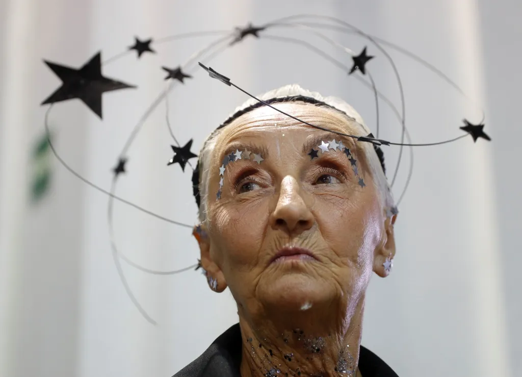 Modelka čeká v zákulisí na svojí promenádu během akce Fashion Week v Kyjevě