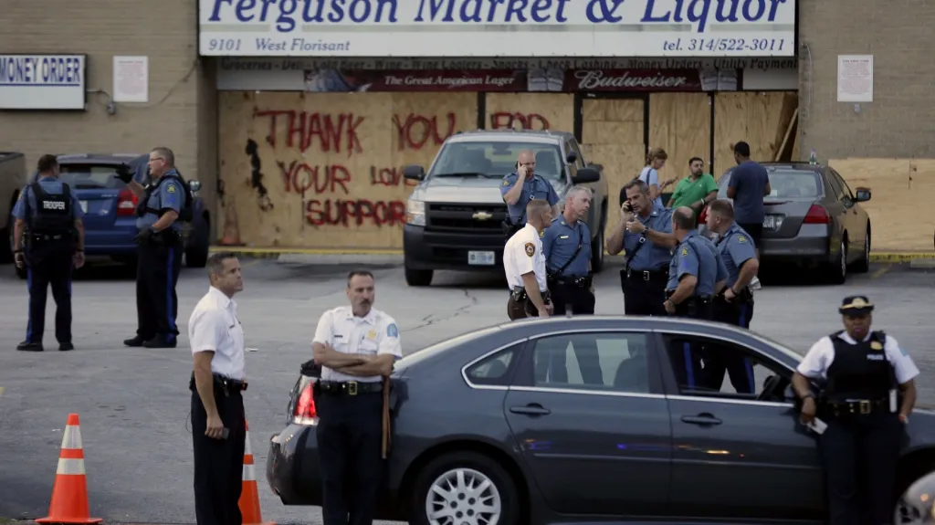 Policie hlídá obchod ve Fergusonu