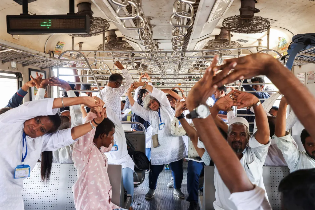 V Bombaji pojali oslavy Mezinárodního dne jógy zároveň jako rozcvičku při cestě vlakem do práce