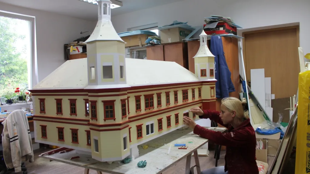 Práce na zmenšenině zámku
