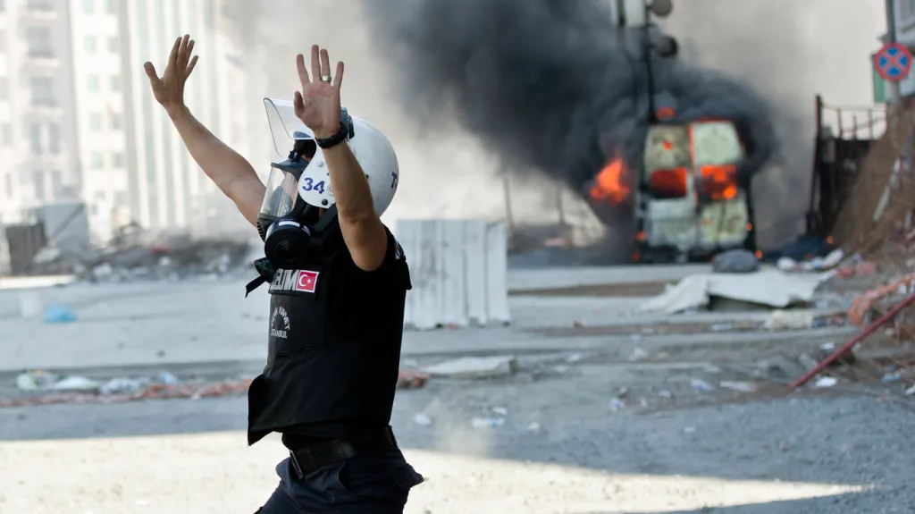Střety policie a demonstrantů na Taksimském náměstí