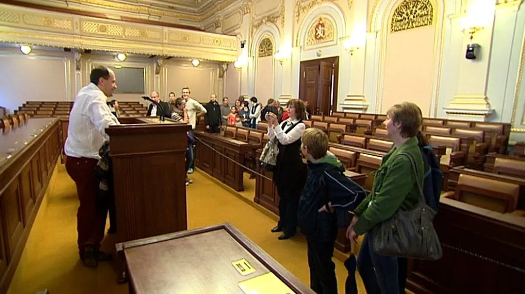 Lidé u řečnického pultu ve sněmovně