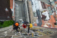 Muži na lanech renovují ciferník Černé věže, oprava potrvá pět dní