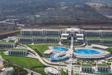 Okolí hotelů na Rhodu tvoří místy spáleniště, turisty musejí lákat na slevy