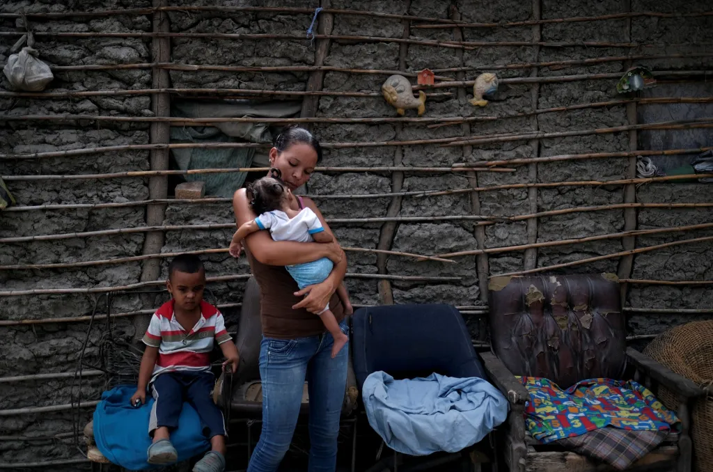 Venezuelané si kvůli své katastrofální situaci nejsou schopni vydělat na základní prostředky. Míra inflace je tak vysoká, že peníze ztrácí okamžitě hodnotu. V Česku je několik organizací, které postiženým pomáhají. Patří mezi ně například Člověk v tísni nebo Adra. Doručení pomoci je velmi komplikované. Humanitární zásilky zadržuje armáda a k lidem, kteří pomoc potřebují, často nedorazí vůbec.