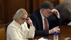 Ministryně obrany Jana Černochová a ministr financí Zbyněk Stanjura (oba ODS)