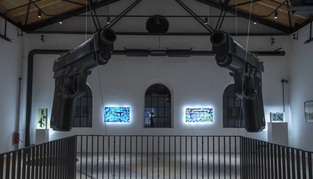 Musoleum. Instalacemi, jako jsou motýli na budově obchodního domu Máj nebo kdysi byla plastika k předsednictví Česka v Radě Evropské unie, umělec David Černý chtě nechtě často provokuje. Předloni otevřel v Praze také vlastní muzeum. Nazval ho Musoleum