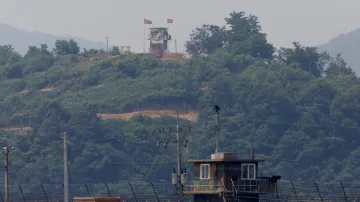 Pohled do KLDR od hranic s Jižní Koreou