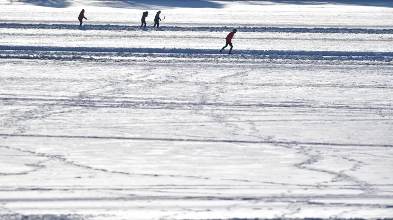 V pondělí se oficiálně otevřela bruslařská dráha na Lipně. Plná však byla již o víkendu