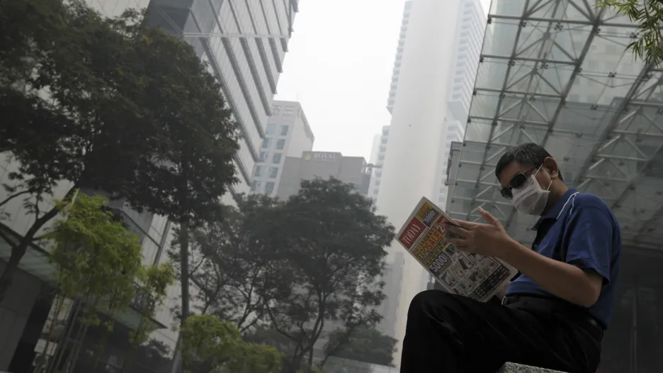 Singapur dál trápí kouř z vypalovaných lesů