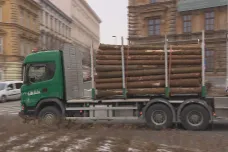 Vlaky se dřevem se nevejdou na trať do Rakouska, náklad místo nich vozí kamiony centrem Znojma