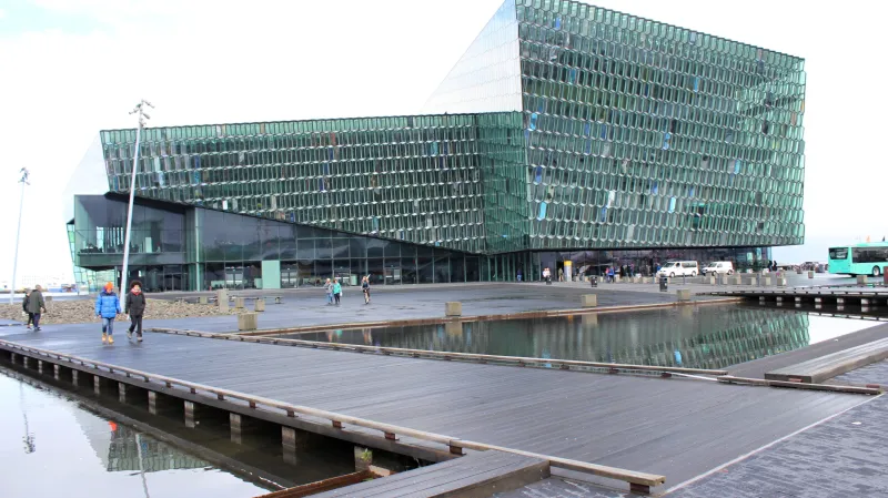 Koncertní síň Harpa v Reykjavíku (stejně jako návrh Vltavské filharmonie stojí také u vody a má kapacitu 1800 návštěvníků)
