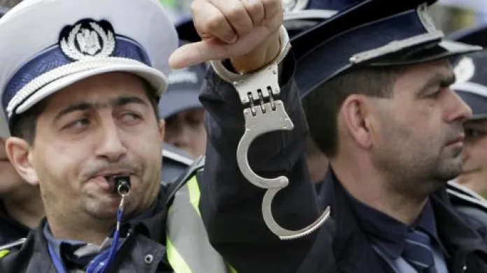 Rumunští policisté protestují proti snižování platů
