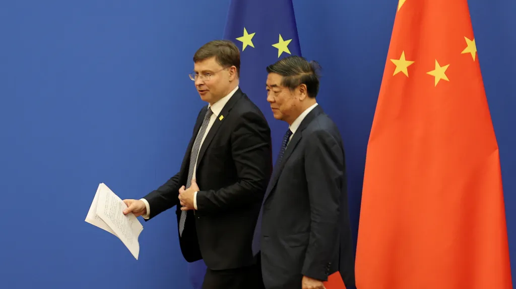Valdis Dombrovskis a Che Li-feng v Pekingu