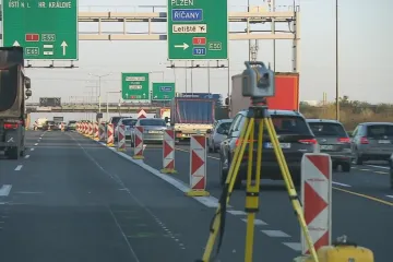 Na Pražském okruhu se tvořily mnohakilometrové kolony. Auta stála před Modleticemi a na začátku D1