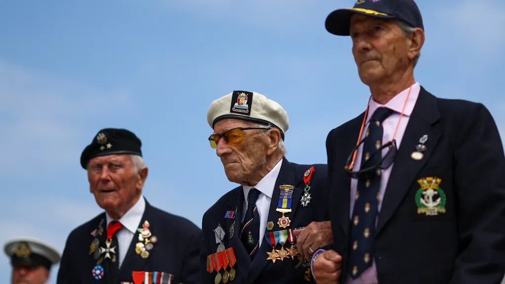 Britští veteráni se účastní přehlídky u příležitosti 80. výročí Dne D v Arromanches