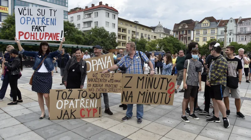 Protest proti chaotickému informování o viru