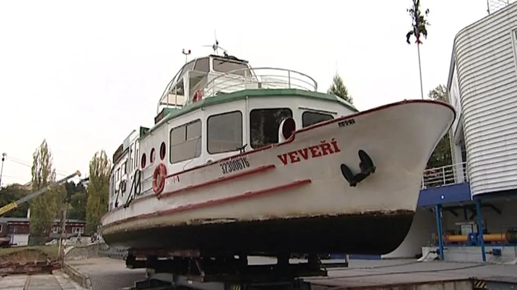 Loď Veveří na manipulační plošině