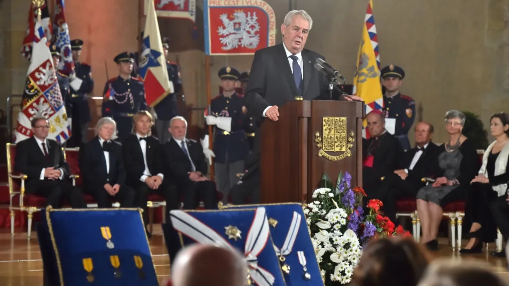 Miloš Zeman při předávání státních vyznamenání