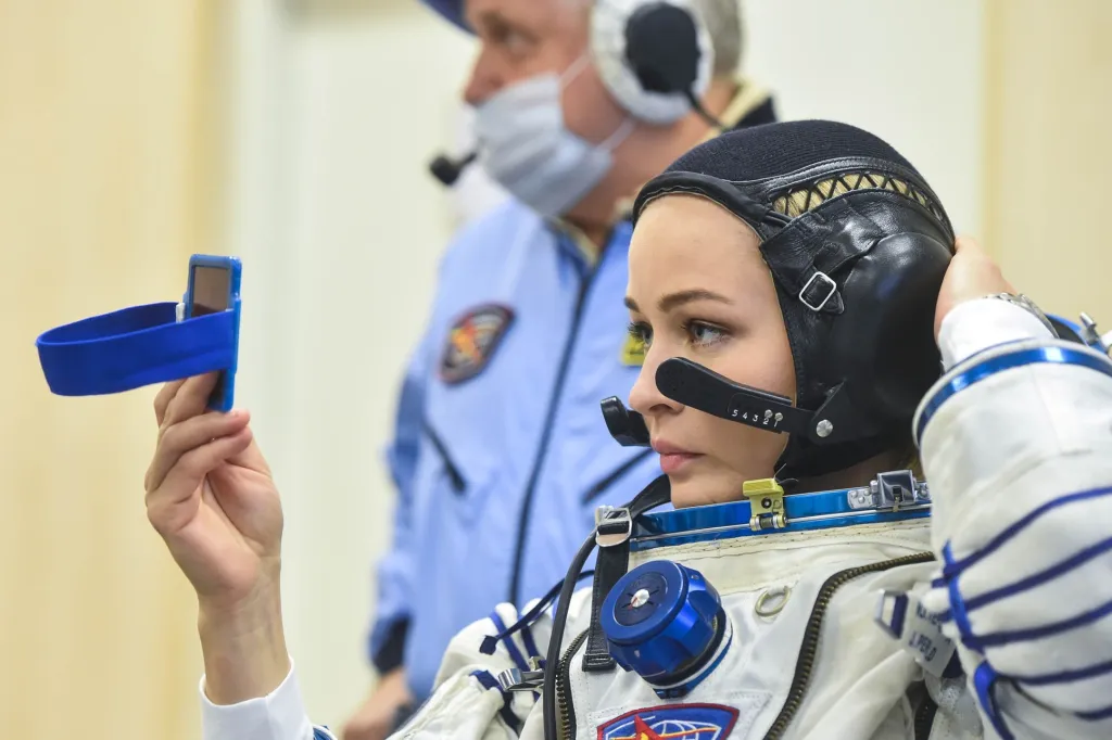 Na Mezinárodní vesmírné stanici (ISS) přistála loď Sojuz MS-19 s profesionálním kosmonautem Antonem Škaplerovem a ruským filmařským týmem, který tvoří herečka Julija Peresildová (na fotografii) a režisér Klim Šipenko. Rusové tam natočí první film ve vesmíru