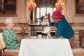 Alžběta II. v popkultuře: Medvídek Paddington jí nabídl toast, Sex Pistols v ní neviděli budoucnost
