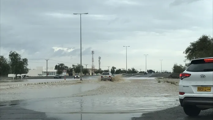 Zaplavená hlavní silnice v ománském Suháru
