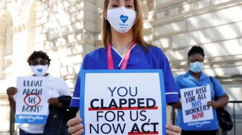 Britští zdravotníci před odevzdáním petice za zvýšení platů,  Autor: John Sibley,  Zdroj: Reuters