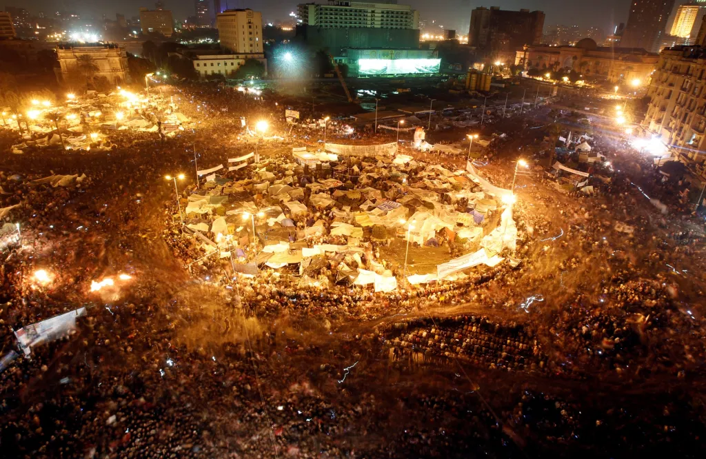 Protistátní demonstrace na náměstí Osvobození v egyptské Káhiře během oznámení o rezignaci prezidenta Husního Mubaraka 11. února 2011