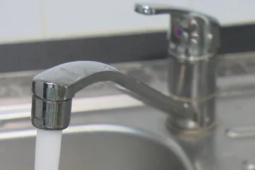 Výrobci zdražili nealkoholické nápoje. Jejich spotřeba klesá, kohoutková voda je v Česku na vysoké úrovni