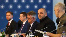 Ukrajinský ministr obrany Rustem Umerov (druhý zprava) v Istanbulu