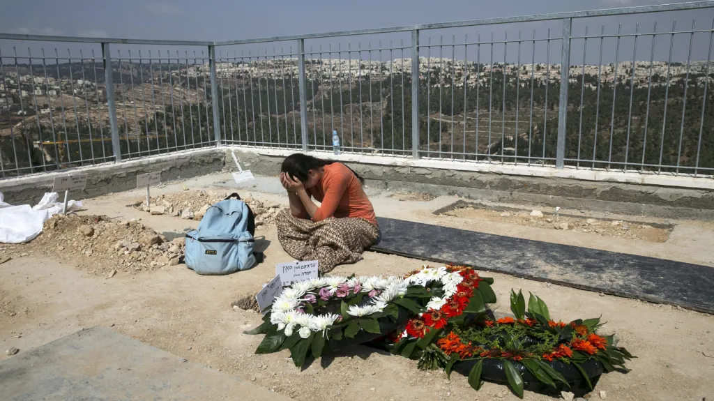 Pohřeb zavražděného izraelského páru