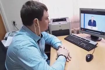 Ruský komunista poslouchal Putinův projev s nudlemi na uších, čeká ho soud a možná i fronta