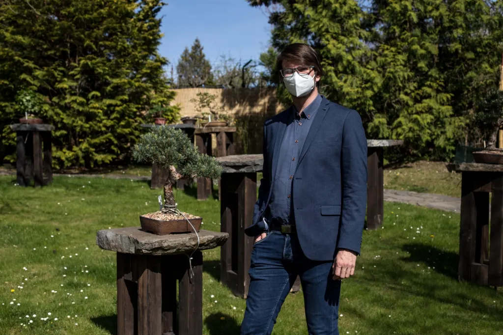 Ředitel botanické zahrady Bohumil Černý se vyjádřil k aktuální situaci. Na snímku stojí v oblíbené Japonské zahradě