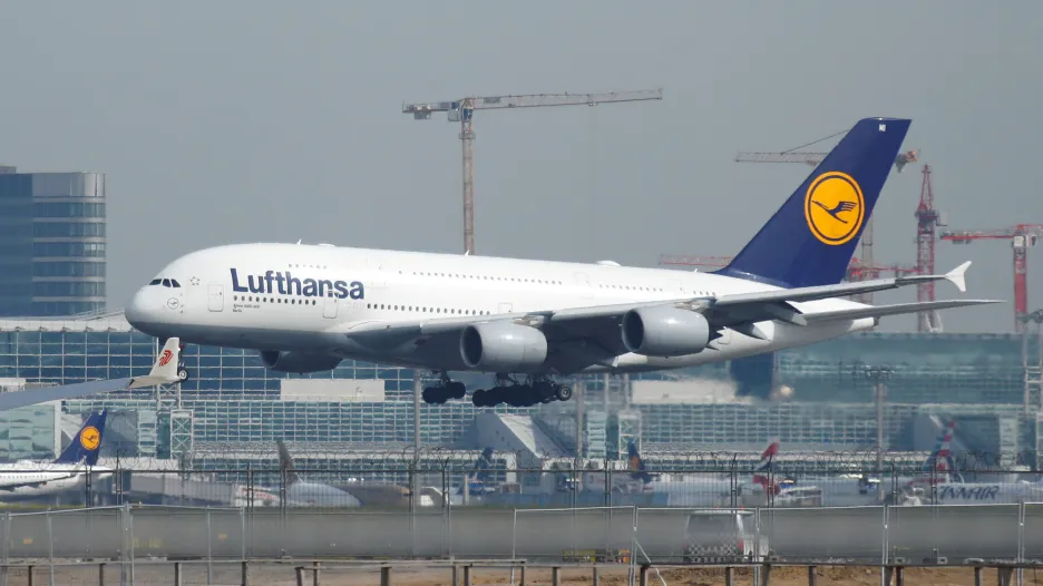 Letadlo Lufthansy Airbus A380 přistává na frankfurtském letišti