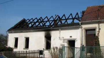 Dům v Oslavanech-Padochově, který v noci vyhořel