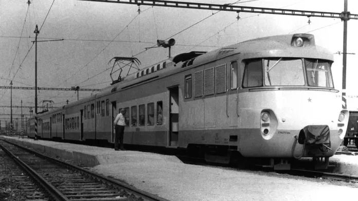 V 60. letech byly jednotky EM475.1 deponovány i v Košicích, odkud jezdily až do Černé nad Tisou – jak je zaznamenáno na snímku