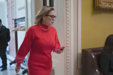 Nezávislých kandidátů v USA ubývá. Sinemová, Manchin či Romney se už vzdali naděje na sbližování Američanů