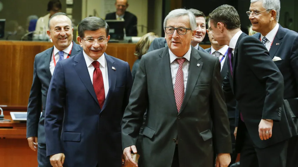 Ahmet Davutoglu a Jean-Claude Juncker během bruselského summitu
