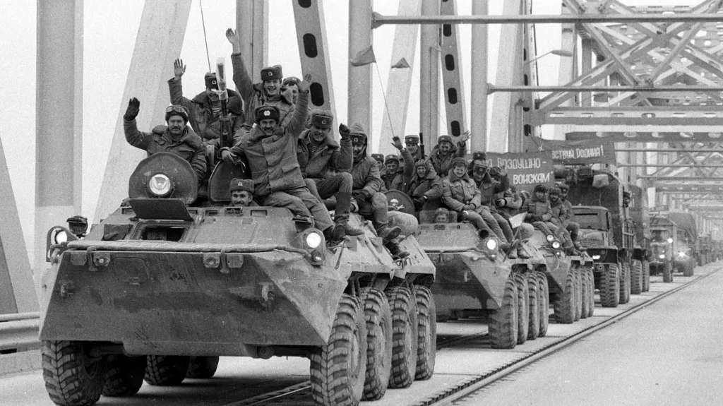 Vozidla sovětské armády přejíždějí most na afghánsko-uzbecké hranici na archivním snímku z 15.února 1989.