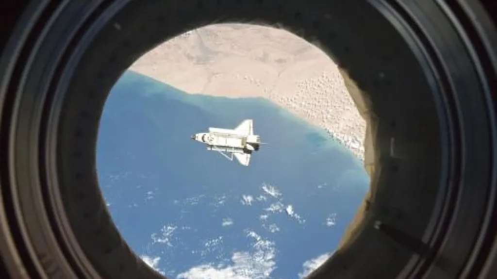 Discovery se vrací k zemi