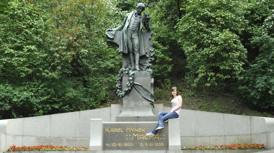 Socha Karla Hynka Máchy na Petříně