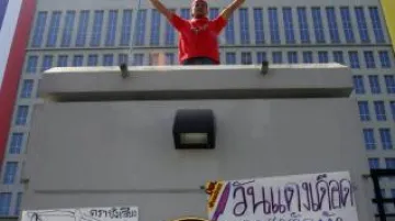 Demonstrant na budově thajského ústavního soudu