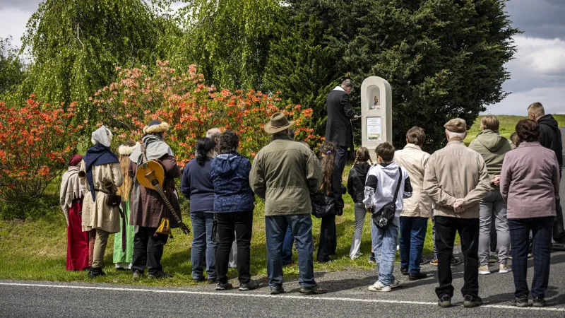 Uctění památky obětí druhé světové války se žehnáním novému pomníčku v Dětřichově na Liberecku