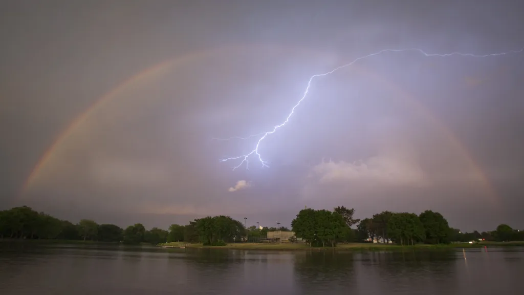 Duha a bouřka nad městem Wichita