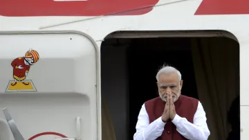 Indický premiér Narendra Modi po příletu do Ufy