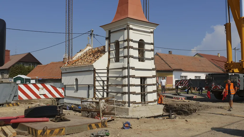 Pracovníci odborné firmy stěhovali pomocí jeřábů 20. září 2018 kapličku v Letkovicích, které jsou součástí Ivančic na Brněnsku. Město potřebovalo kapli posunout o několik metrů kvůli rekonstrukci návsi a především bezpečnosti silnice, která u kapličky zatáčí.