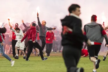 Spíkr Tribuny Sever se omluvil fanouškům Slavie, že je moc brzy vyslal slavit